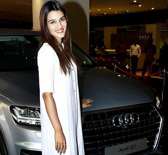 kriti sanon with her car
